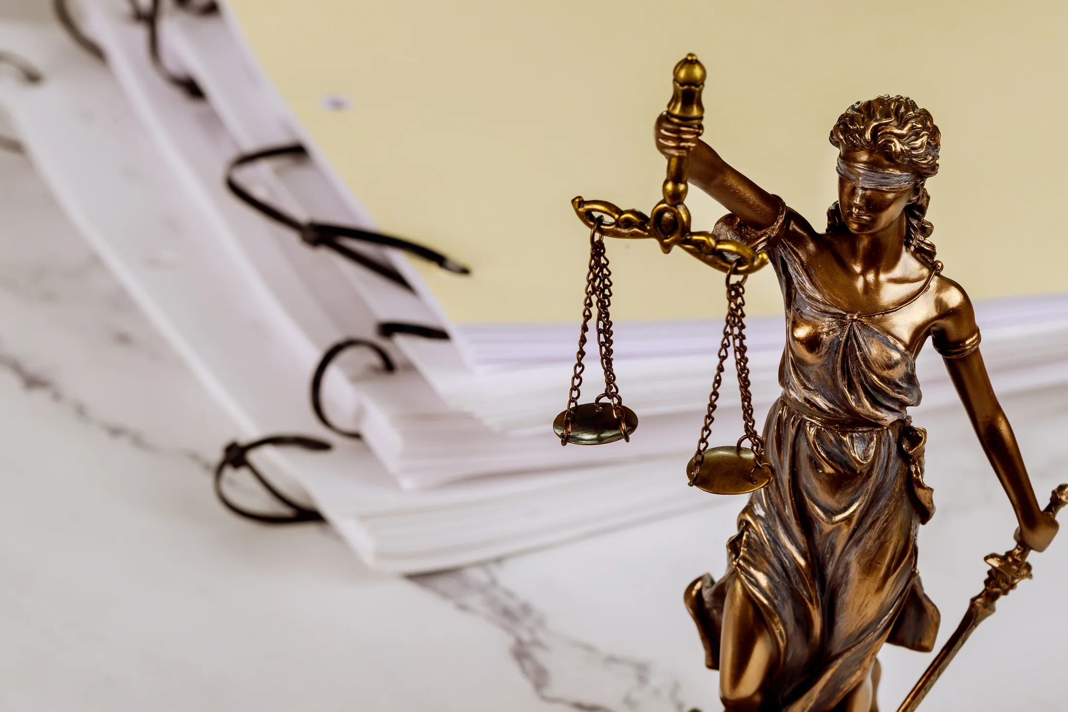 Rechtsdokumente und Justitia als Motiv für die rechtliche Prüfung